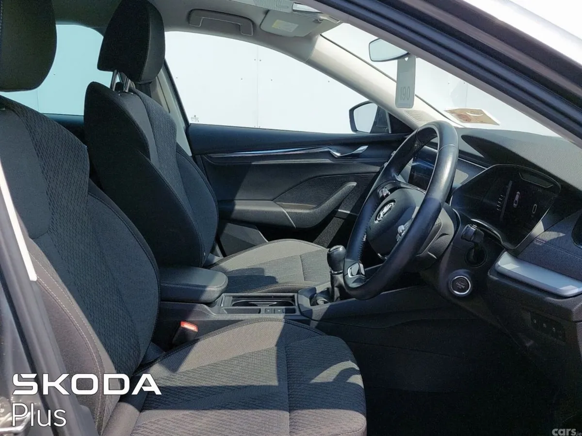 Skoda Octavia Saloon, Diesel, 2023, Grey