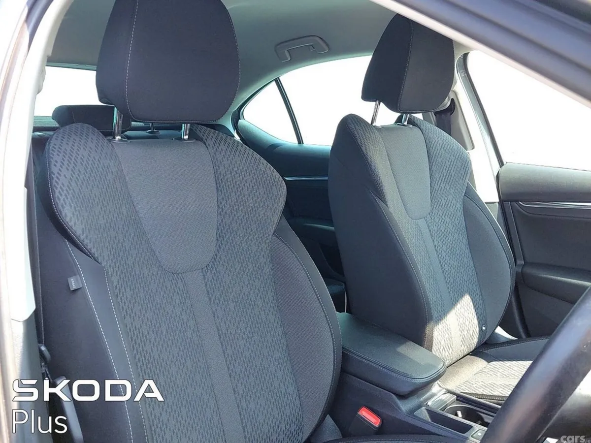 Skoda Octavia Saloon, Diesel, 2023, Grey