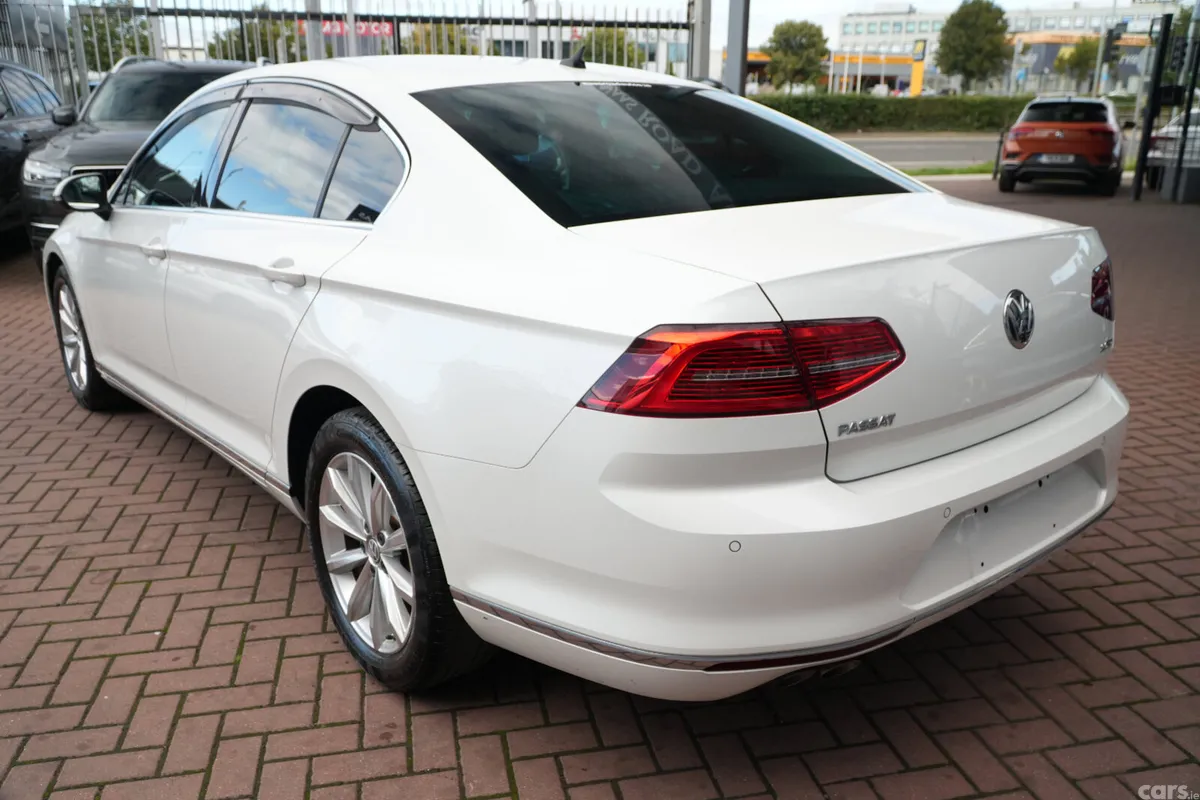 Volkswagen Passat Saloon, Diesel, 2020, White
