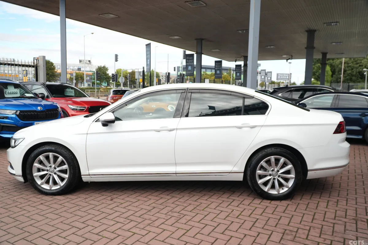 Volkswagen Passat Saloon, Diesel, 2020, White