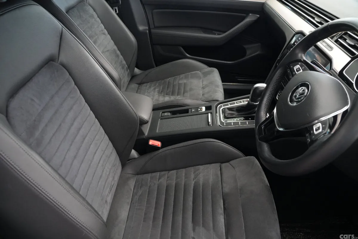 Volkswagen Passat Saloon, Diesel, 2020, White