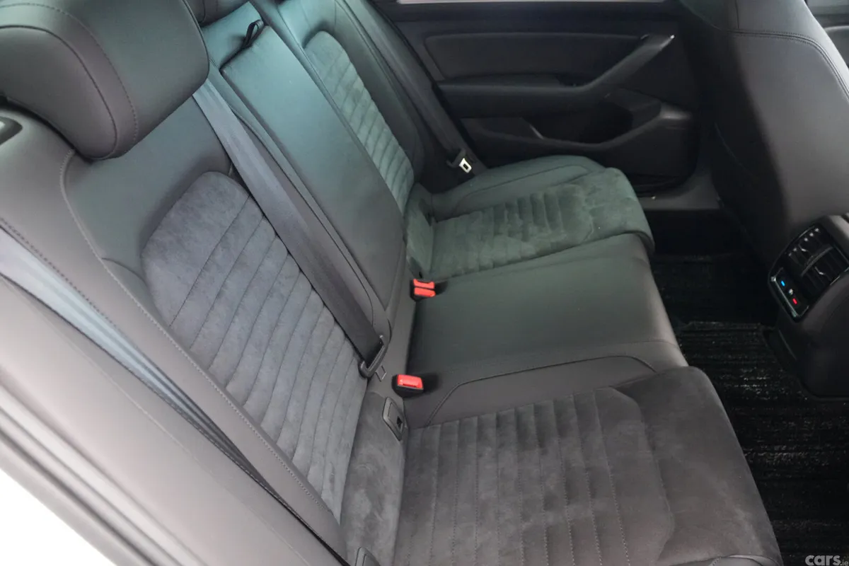 Volkswagen Passat Saloon, Diesel, 2020, White