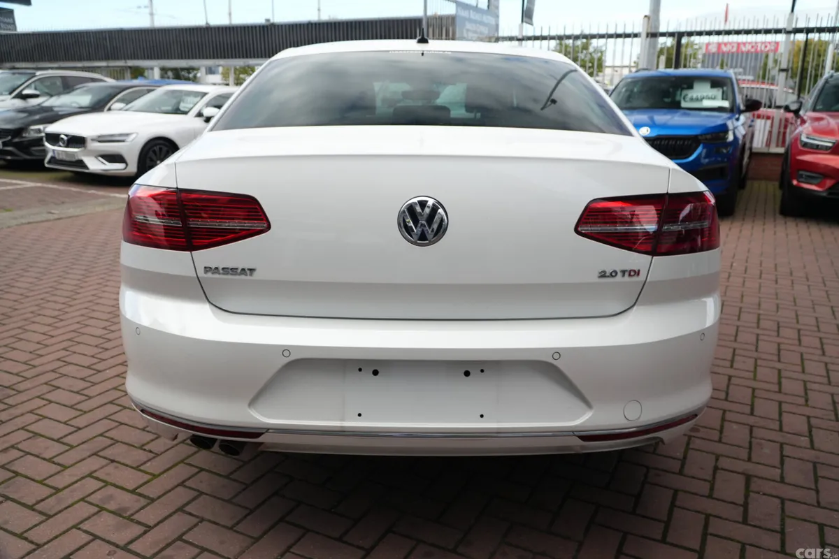 Volkswagen Passat Saloon, Diesel, 2020, White