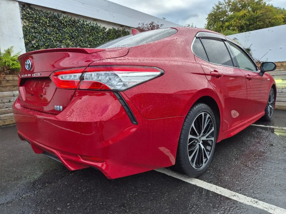 Toyota Camry Saloon, Petrol Hybrid, 2020, Red