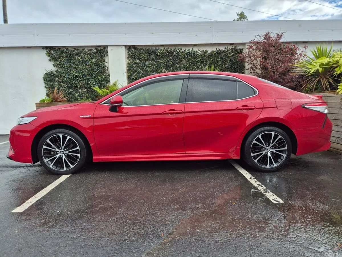 Toyota Camry Saloon, Petrol Hybrid, 2020, Red