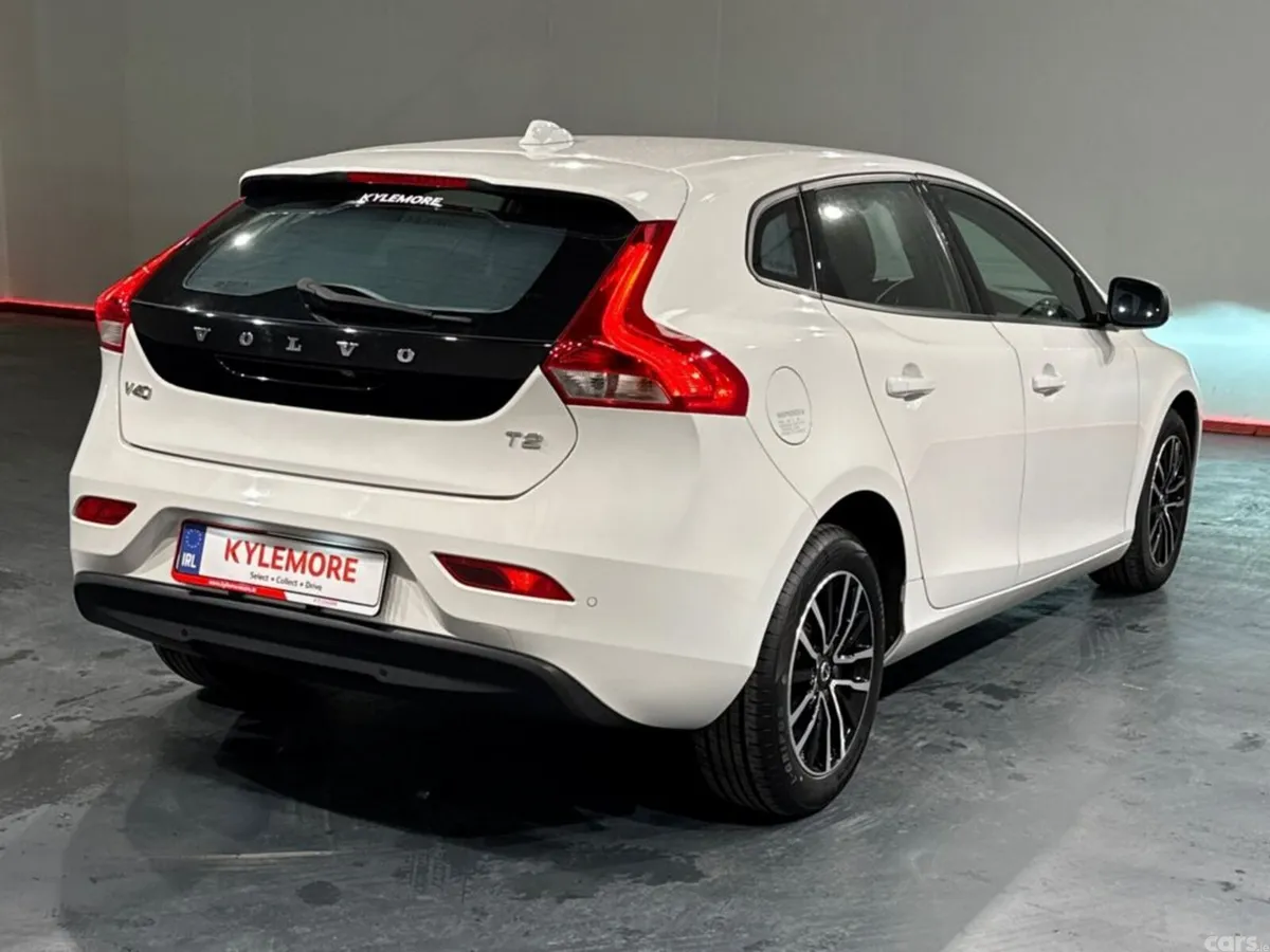 Volvo V40 Hatchback, Petrol, 2019, White
