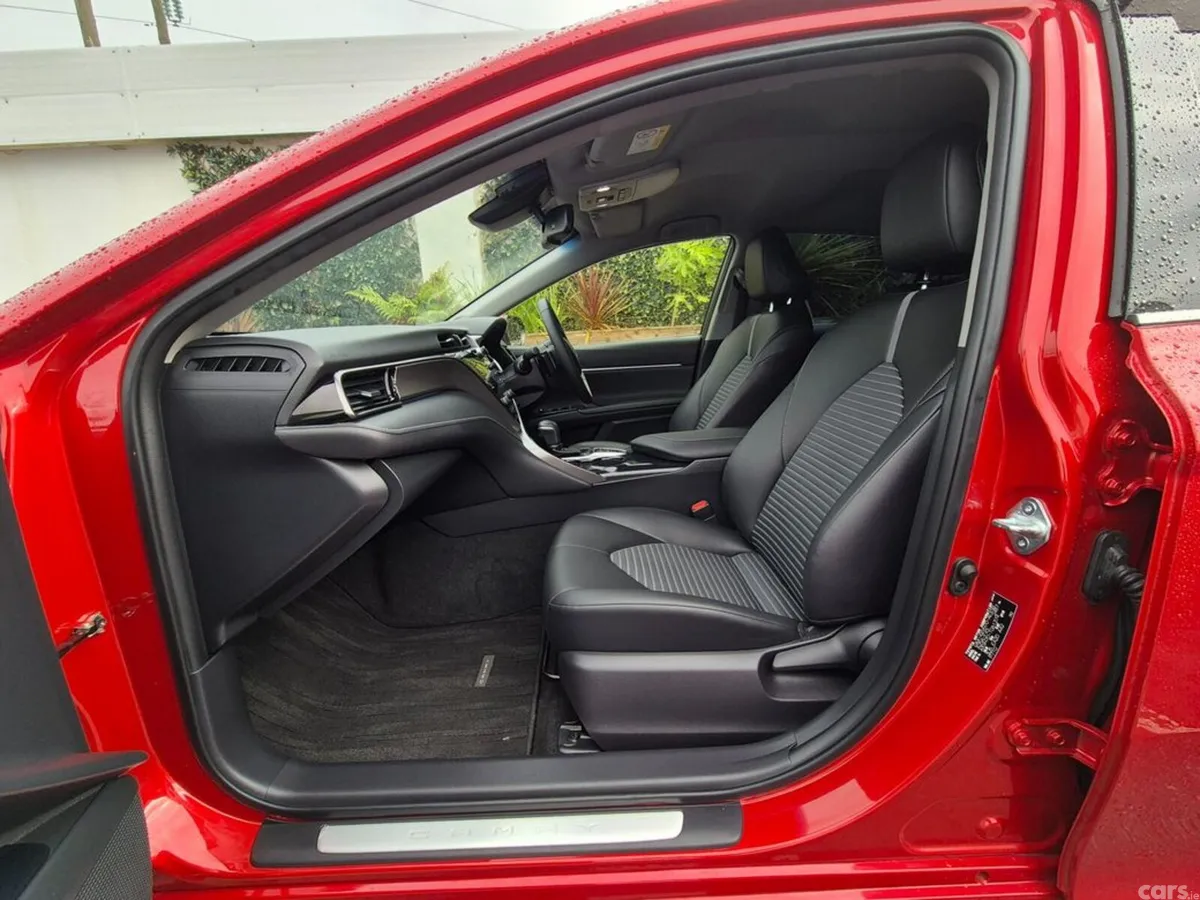 Toyota Camry Saloon, Petrol Hybrid, 2020, Red
