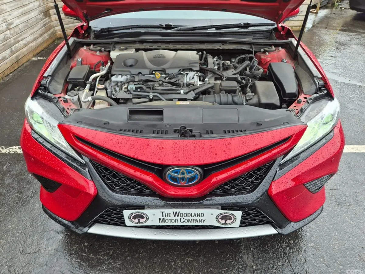 Toyota Camry Saloon, Petrol Hybrid, 2020, Red