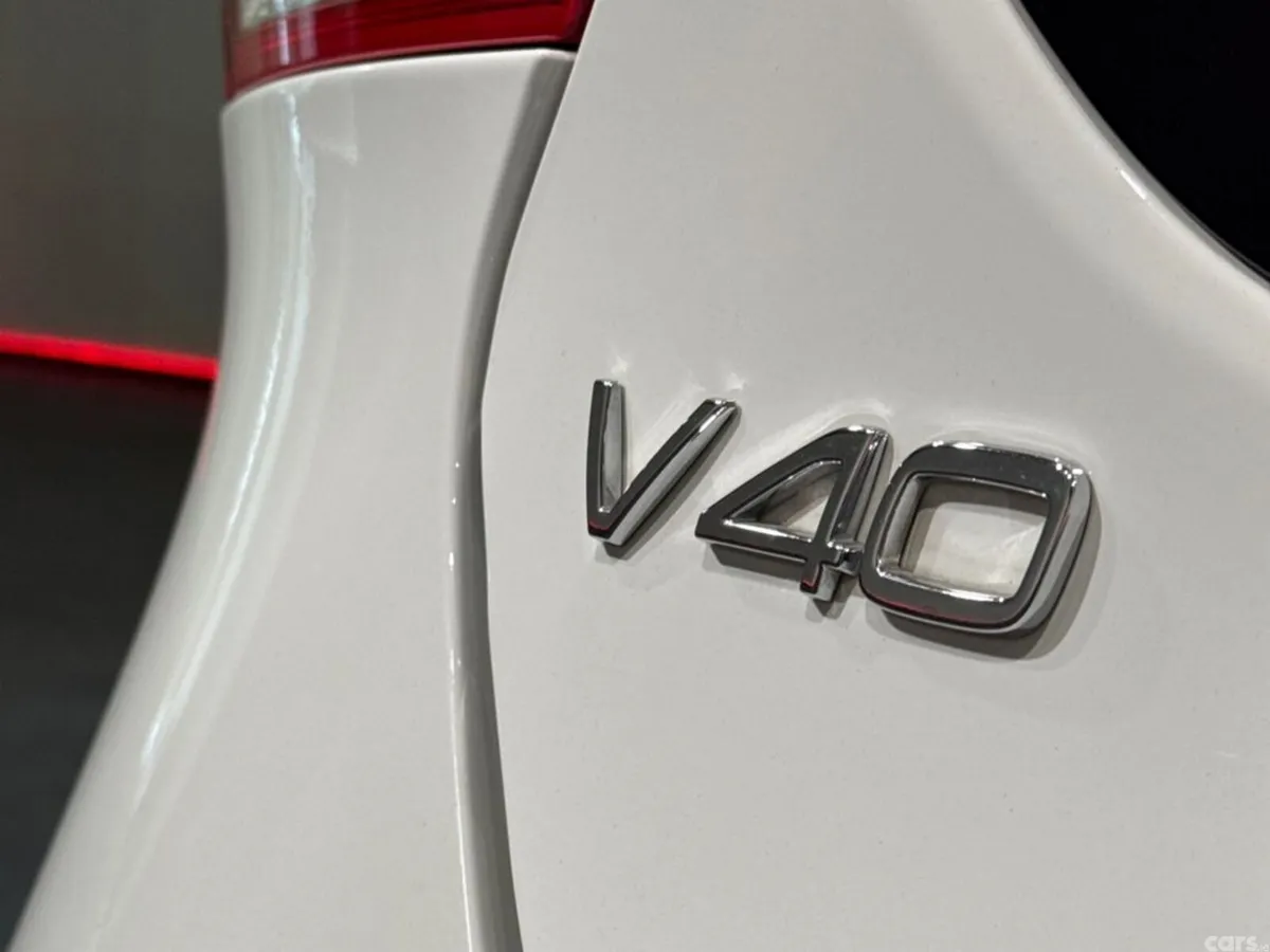 Volvo V40 Hatchback, Petrol, 2019, White
