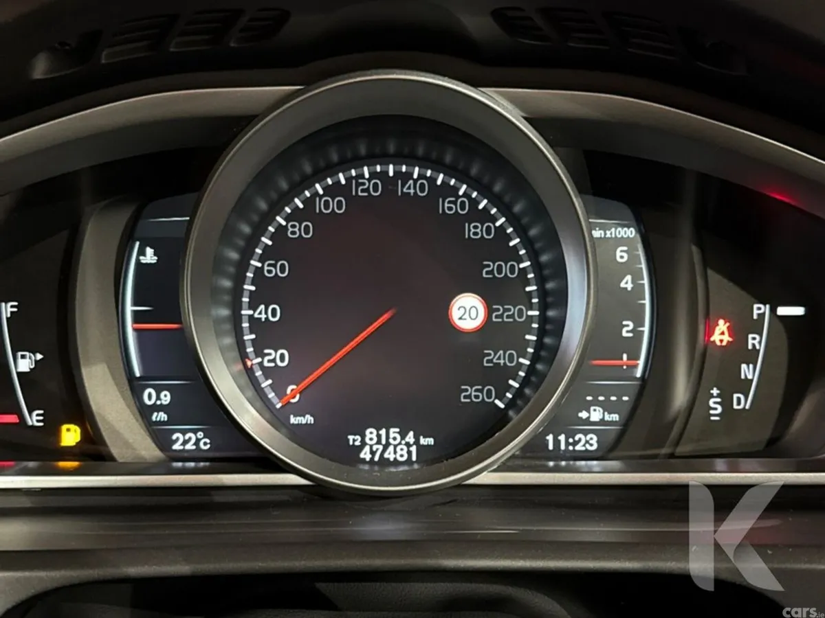 Volvo V40 Hatchback, Petrol, 2019, White