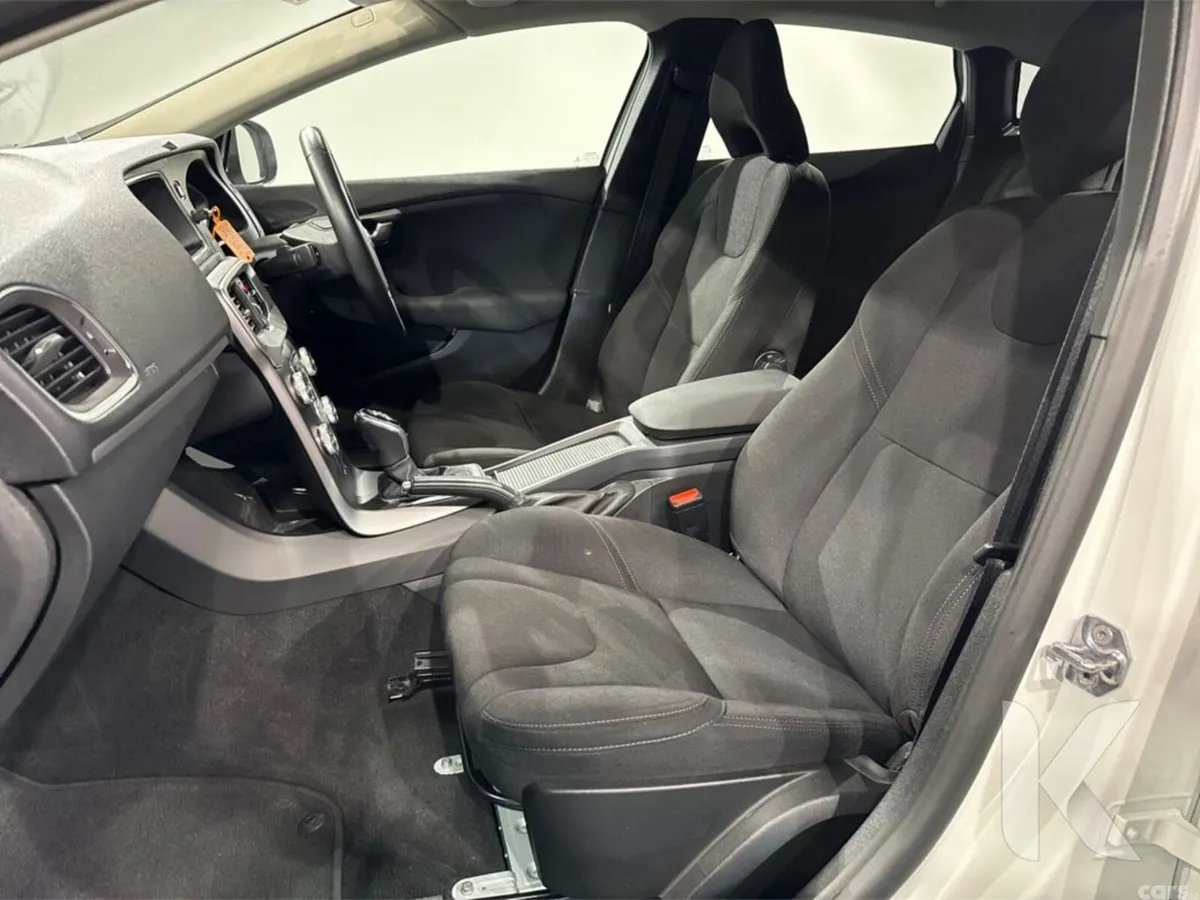 Volvo V40 Hatchback, Petrol, 2019, White