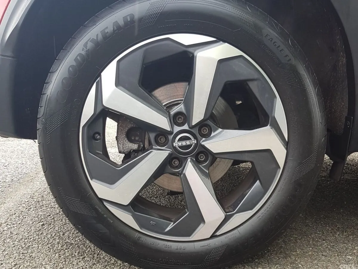 Nissan Qashqai MPV, Petrol, 2023, Red