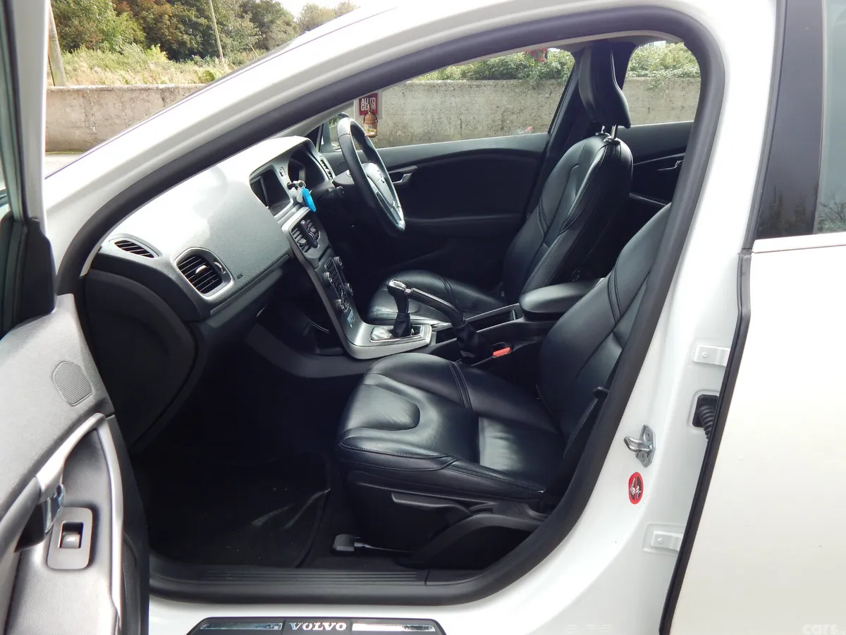 Volvo V40 Hatchback, Diesel, 2016, White