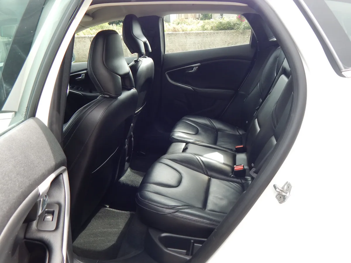 Volvo V40 Hatchback, Diesel, 2016, White