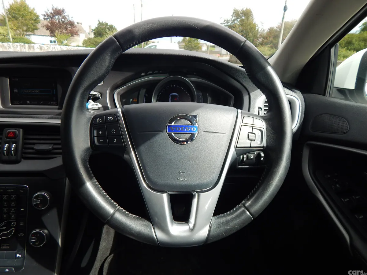 Volvo V40 Hatchback, Diesel, 2016, White