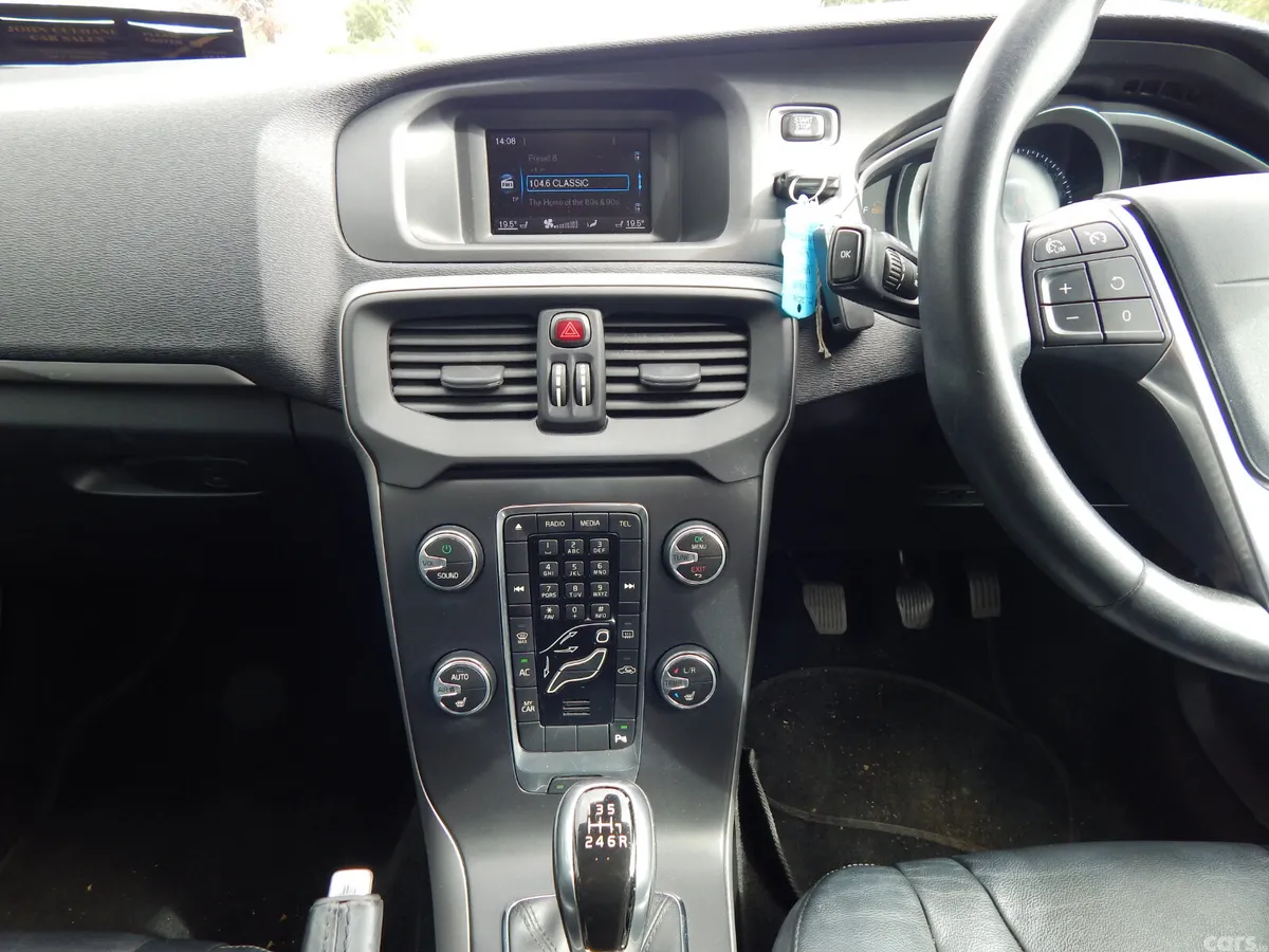 Volvo V40 Hatchback, Diesel, 2016, White
