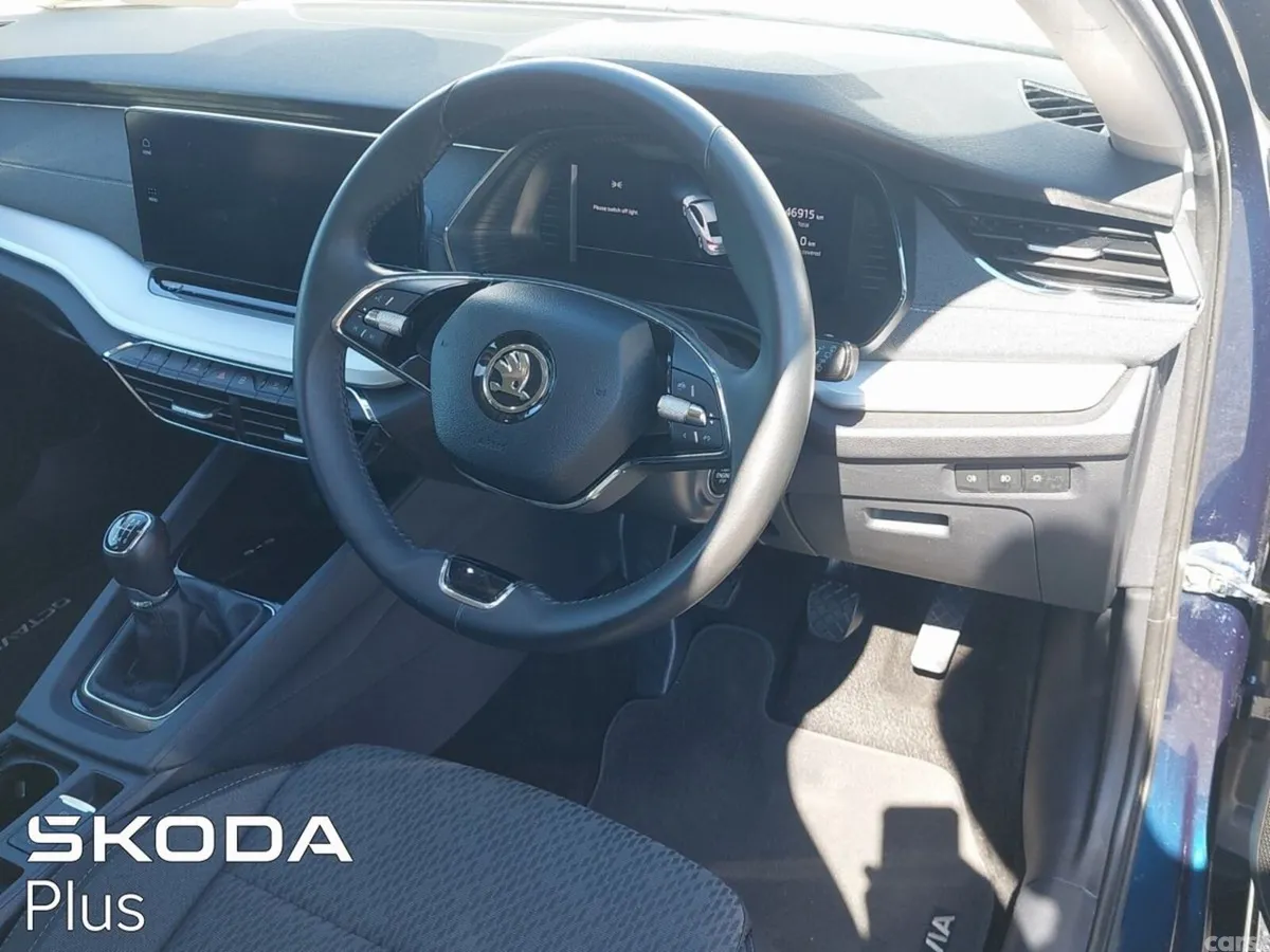 Skoda Octavia Saloon, Petrol, 2024, Blue