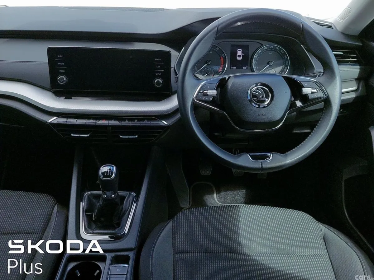 Skoda Octavia Saloon, Petrol, 2024, Blue