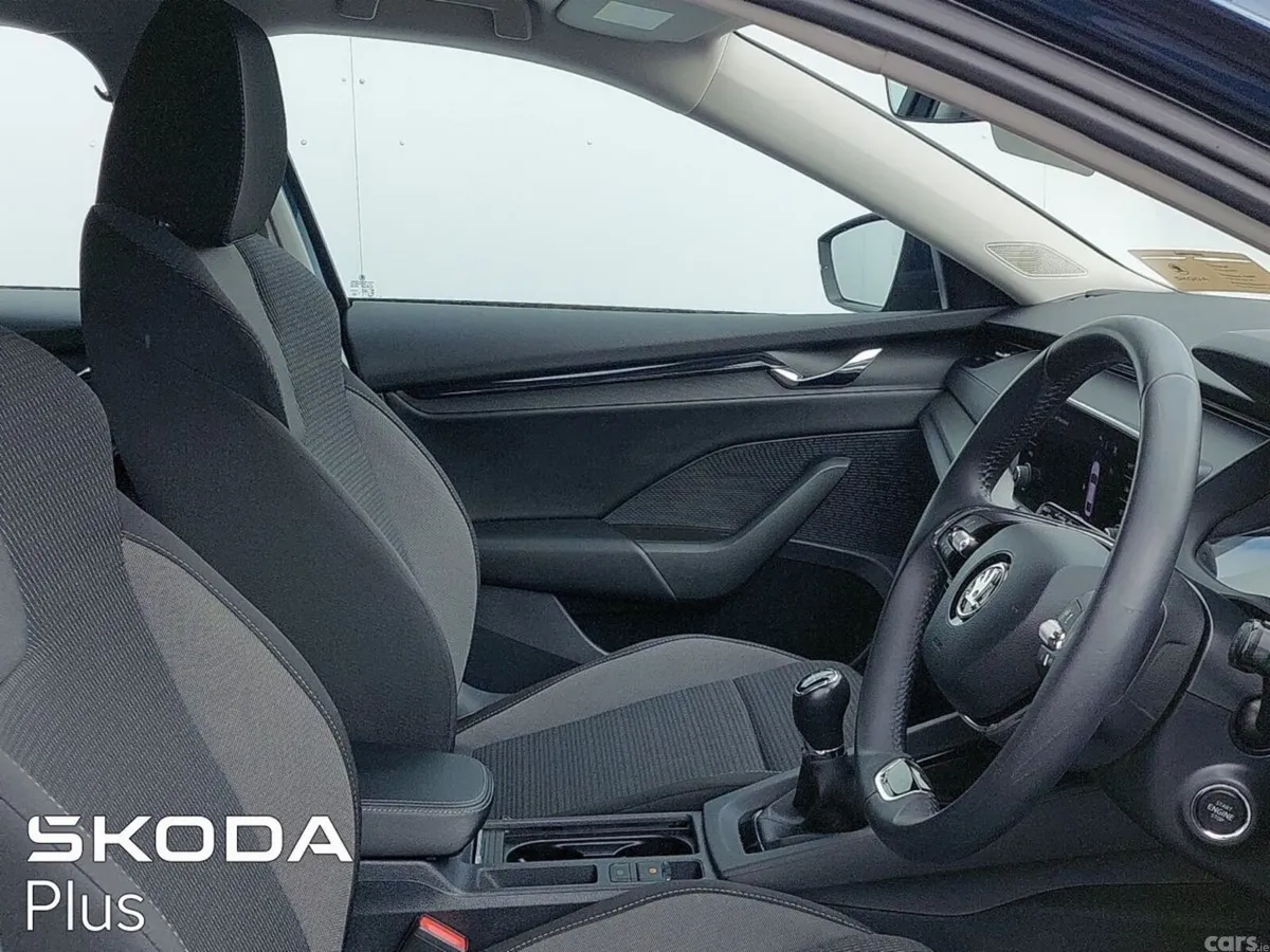 Skoda Octavia Saloon, Petrol, 2024, Blue