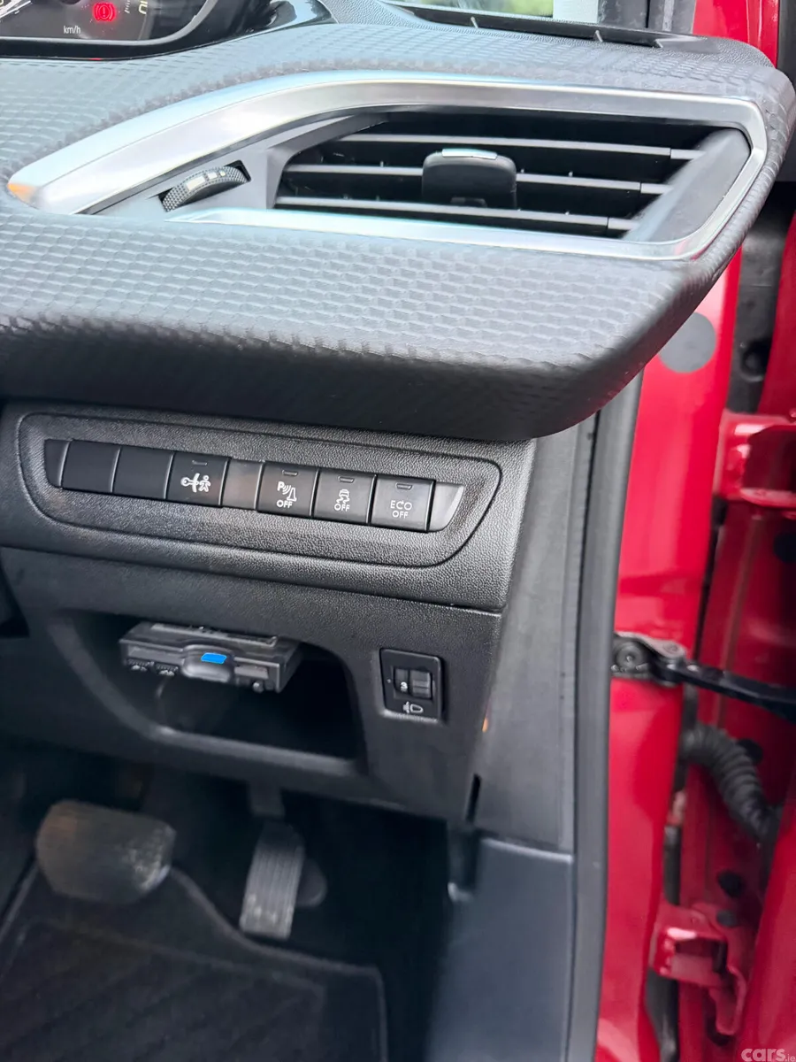 Peugeot 208 Hatchback, Petrol, 2016, Red