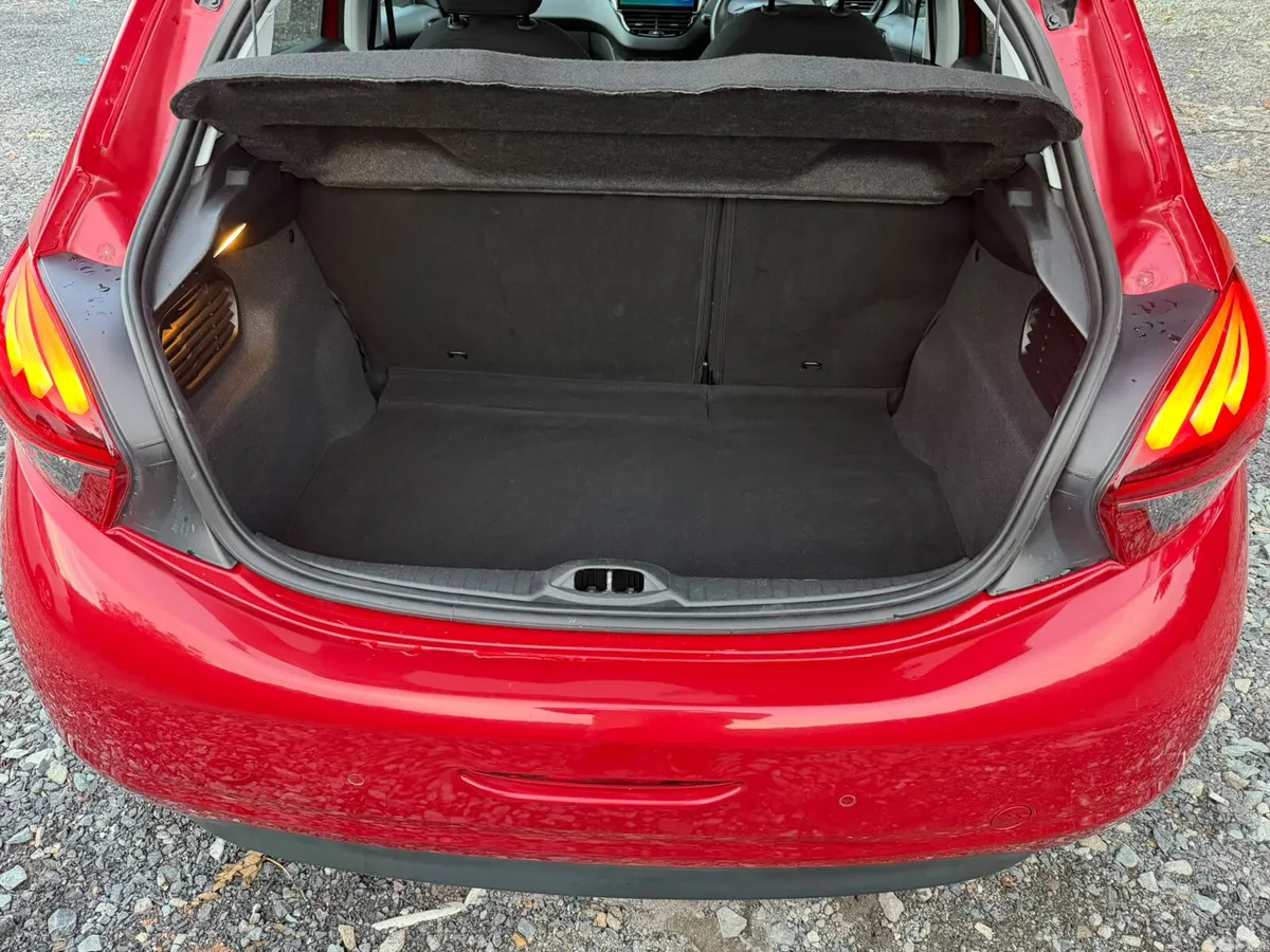 Peugeot 208 Hatchback, Petrol, 2016, Red