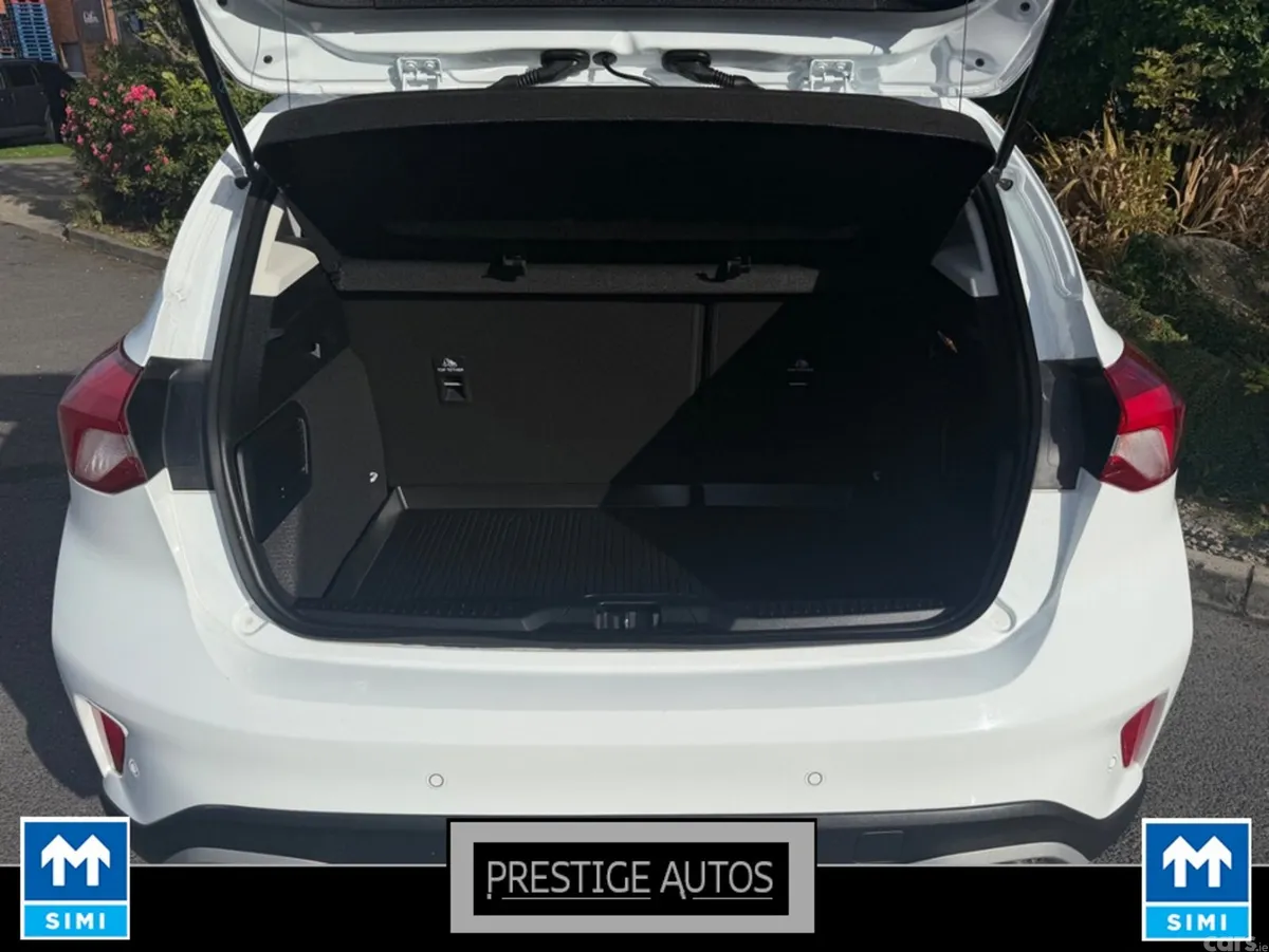 Ford Focus Hatchback, Petrol, 2021, White