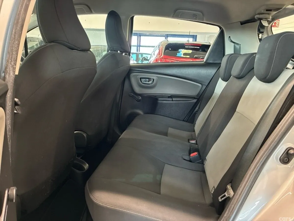 Toyota Yaris Hatchback, Petrol Hybrid, 2019, Silver