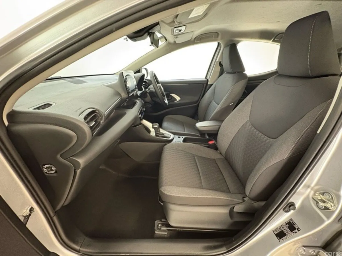 Toyota Yaris Hatchback, Petrol Hybrid, 2023, Silver