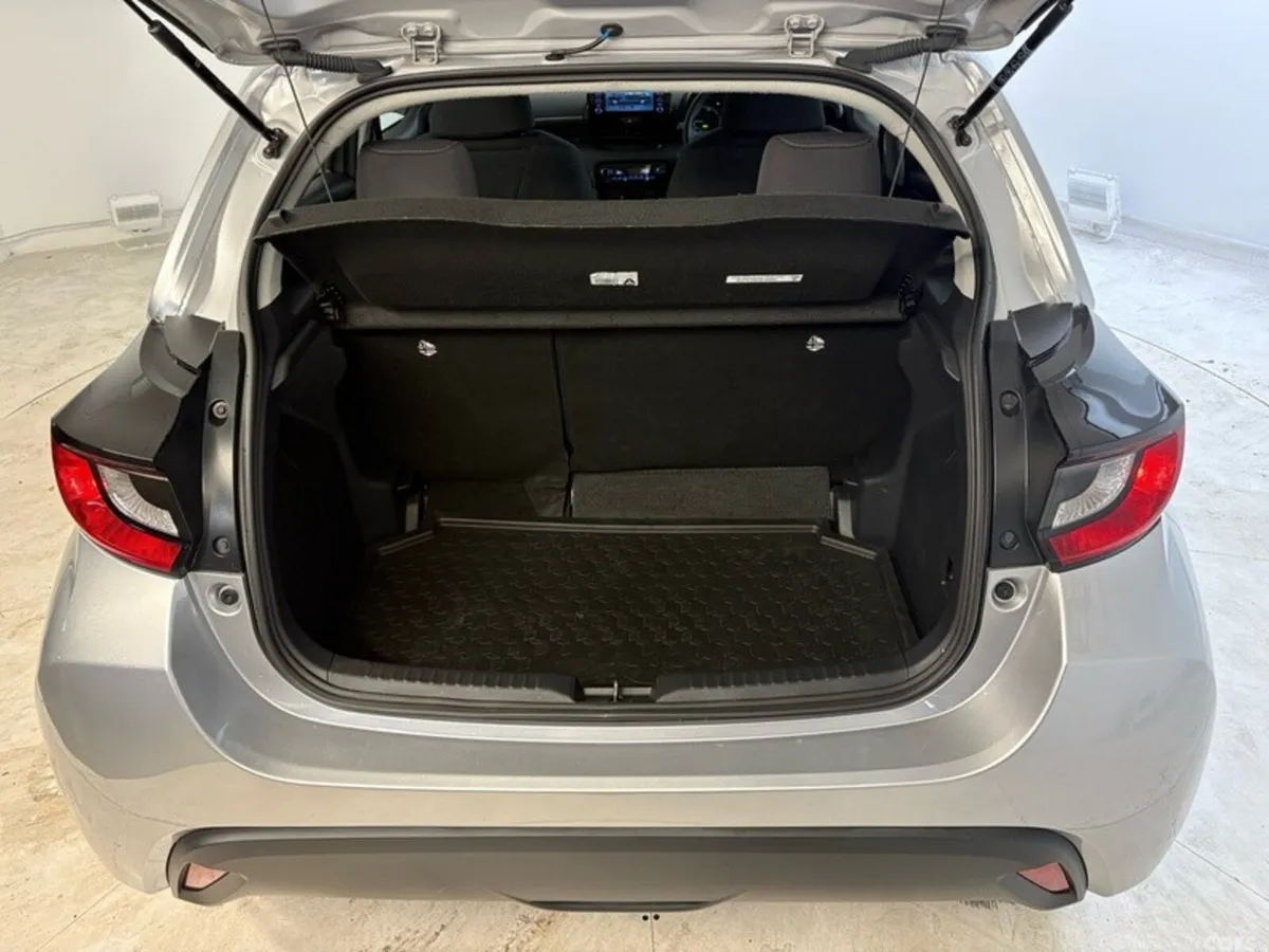 Toyota Yaris Hatchback, Petrol Hybrid, 2023, Silver
