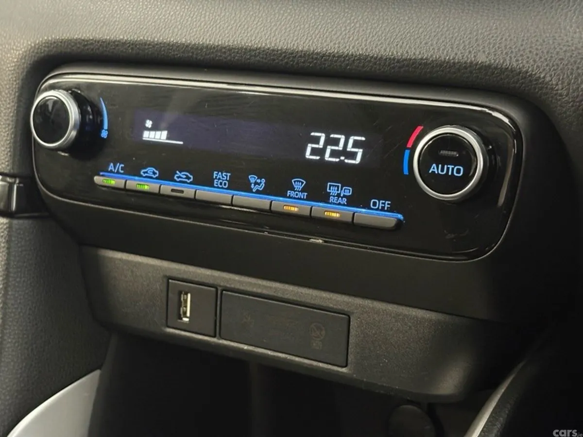 Toyota Yaris Hatchback, Petrol Hybrid, 2023, Silver
