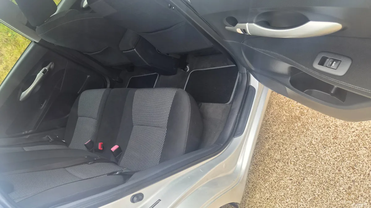 Toyota Auris Hatchback, Diesel, 2010, Silver