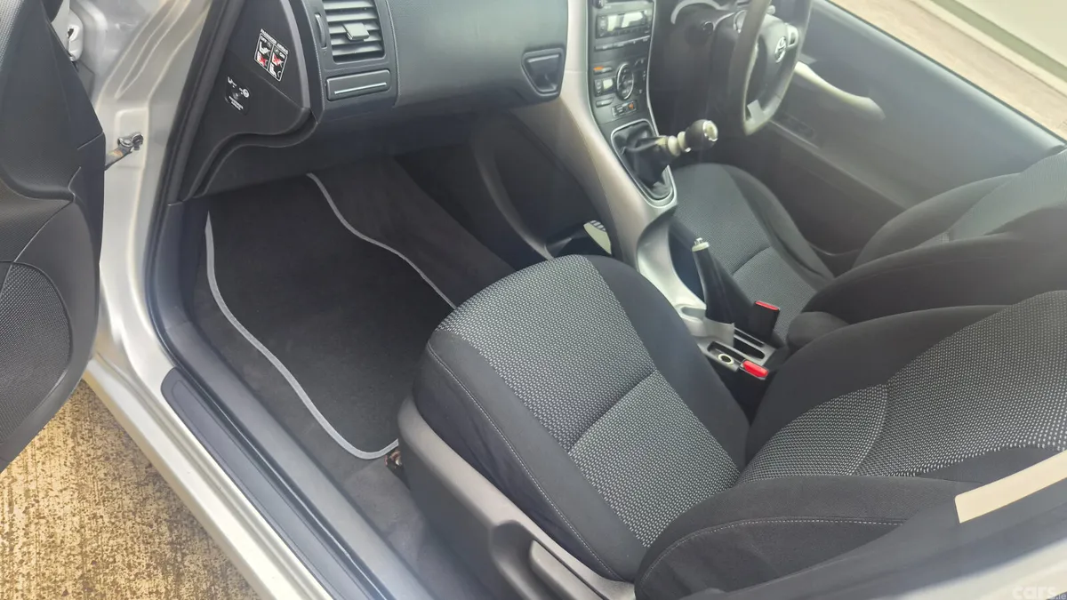Toyota Auris Hatchback, Diesel, 2010, Silver