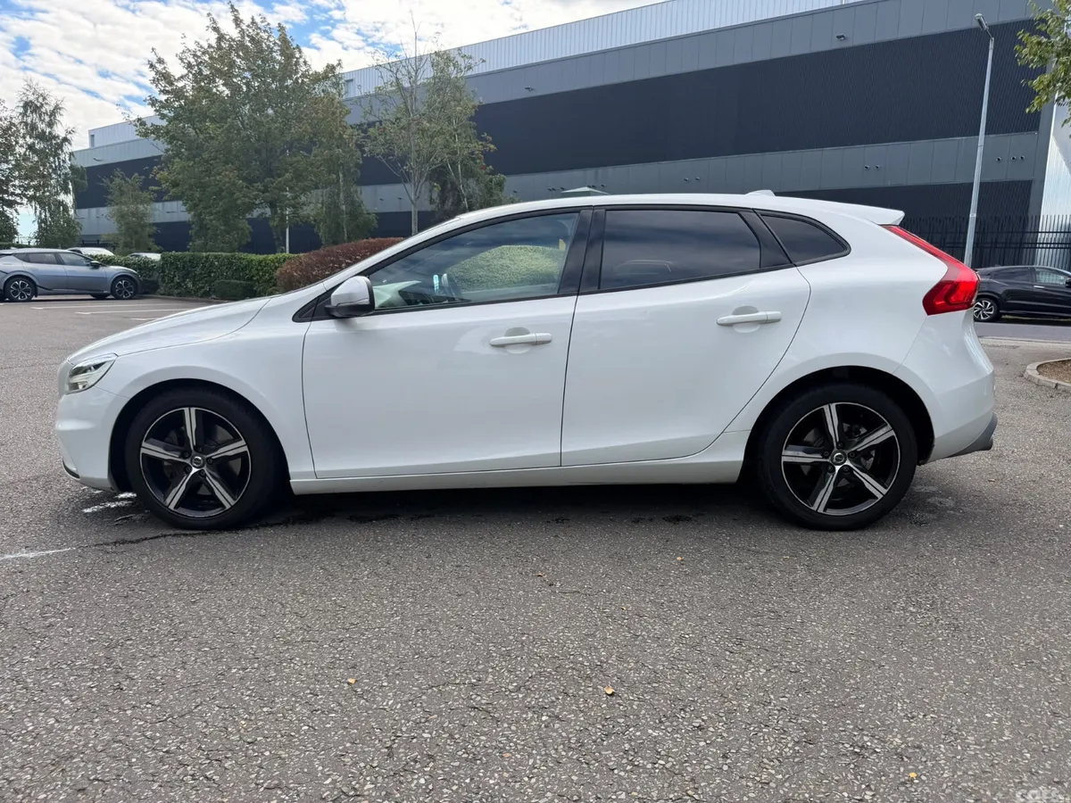 Volvo V40 Hatchback, Diesel, 2017, White