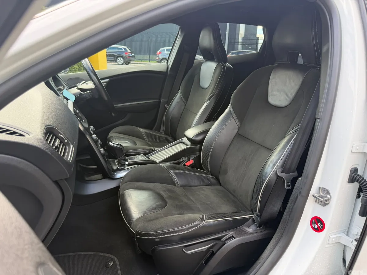 Volvo V40 Hatchback, Diesel, 2017, White
