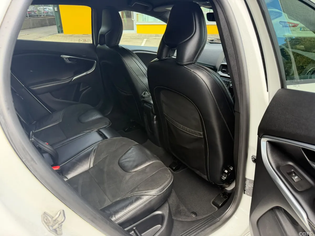 Volvo V40 Hatchback, Diesel, 2017, White