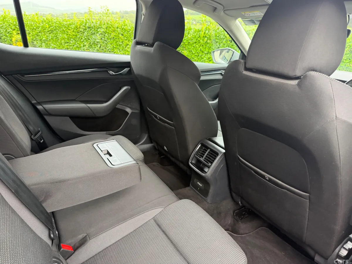 Skoda Octavia Saloon, Diesel, 2021, Grey