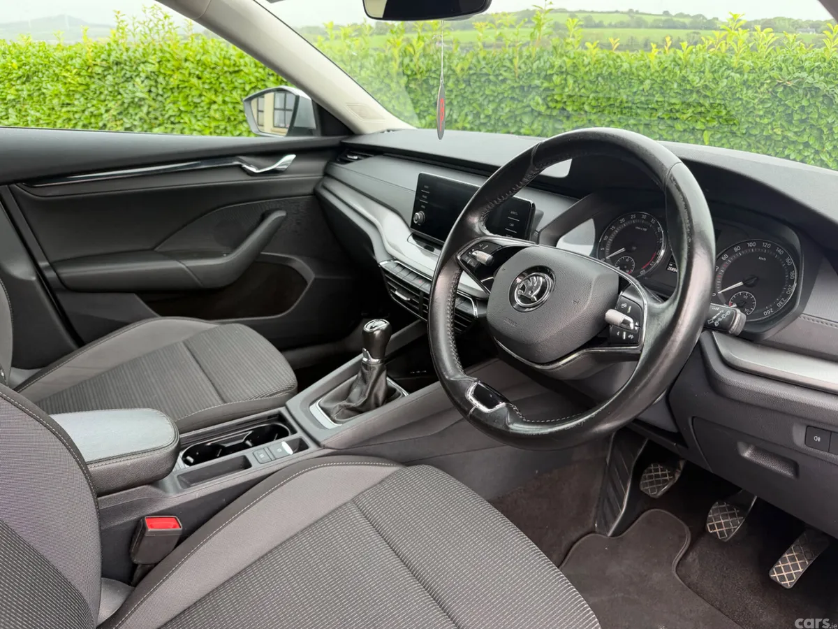 Skoda Octavia Saloon, Diesel, 2021, Grey