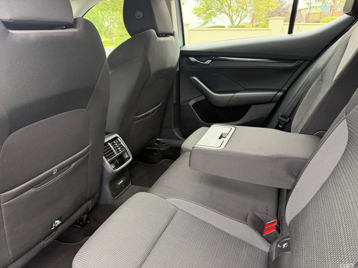 Skoda Octavia Saloon, Diesel, 2021, Grey