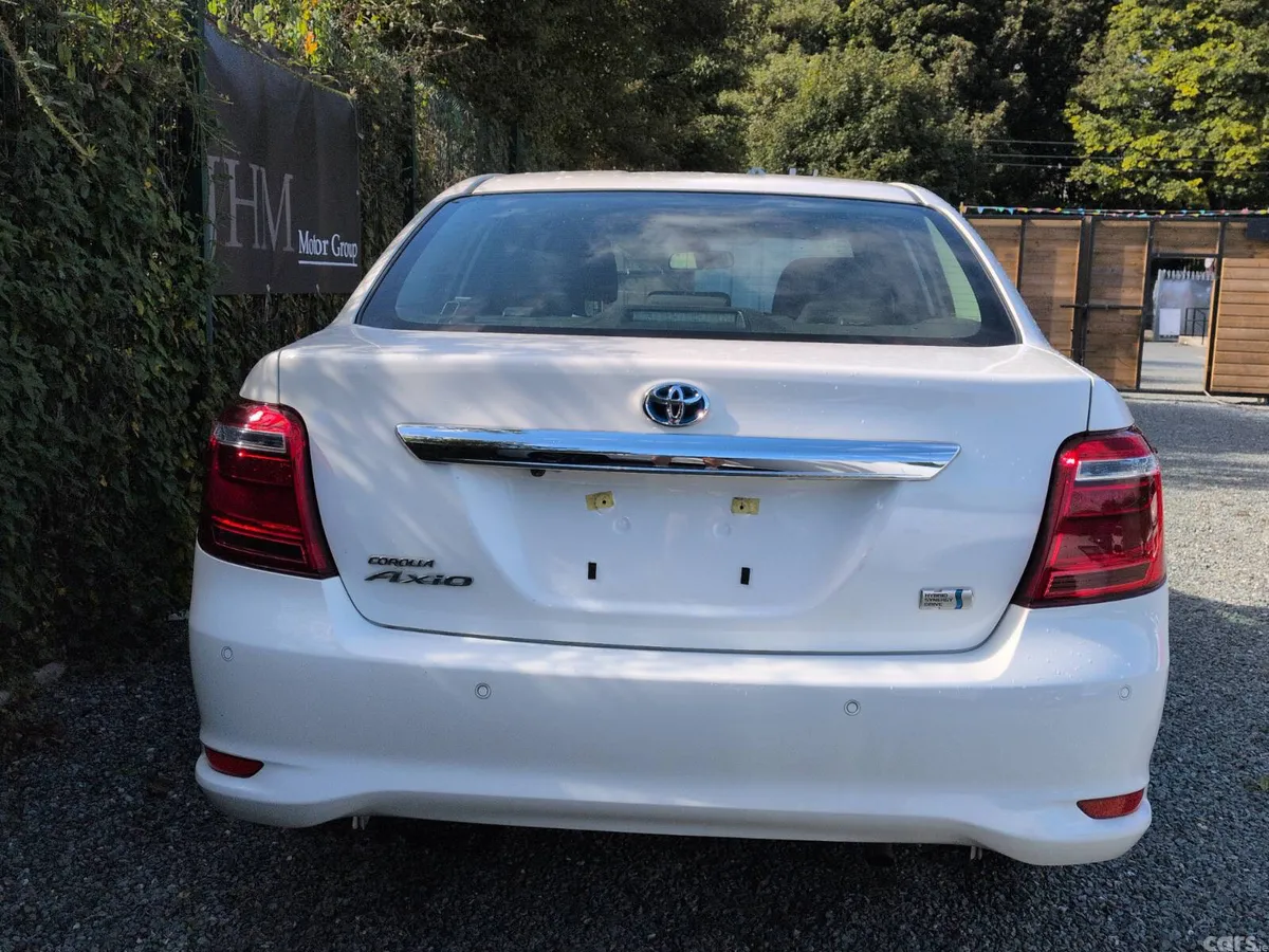 Toyota Corolla Saloon, Petrol Hybrid, 2020, White