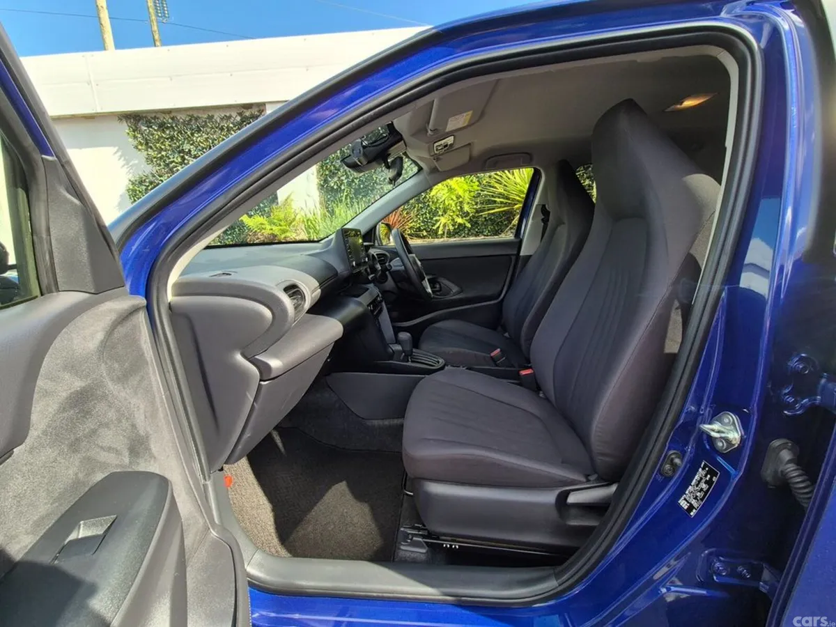 Toyota Yaris Cross SUV, Petrol Hybrid, 2023, Blue