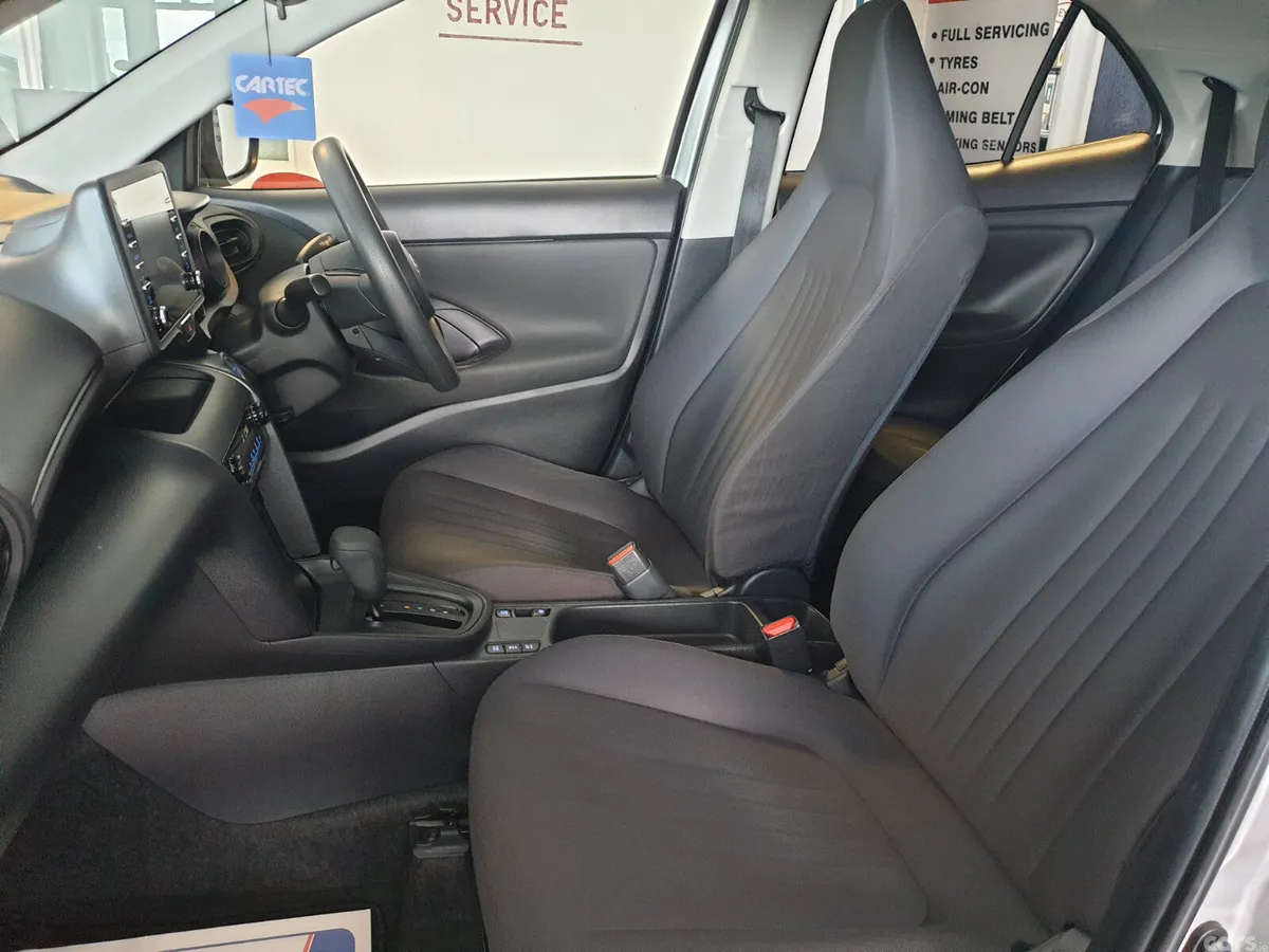 Toyota Yaris Cross Hatchback, Petrol Hybrid, 2022, Silver