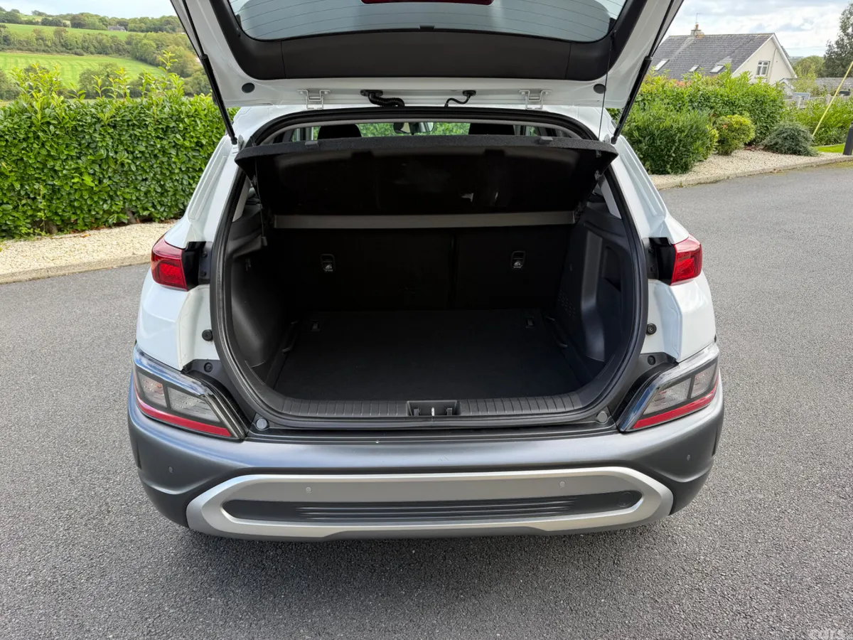 Hyundai KONA MPV, Petrol, 2021, White
