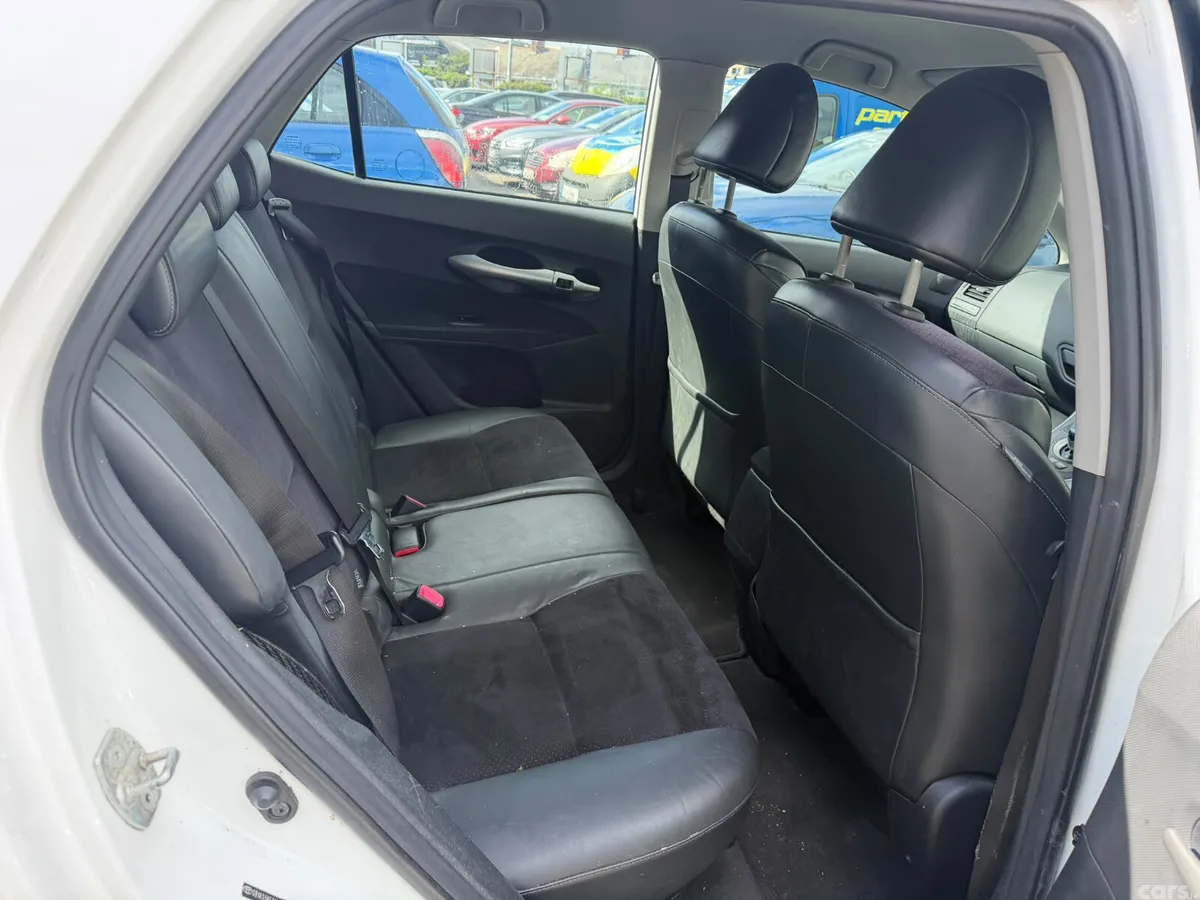Toyota Auris Hatchback, Petrol Hybrid, 2011, White
