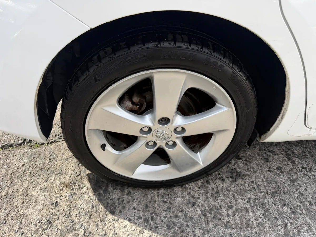 Toyota Auris Hatchback, Petrol Hybrid, 2011, White