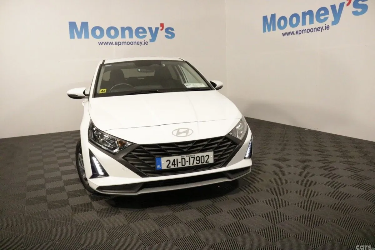 Hyundai i20 Hatchback, Petrol, 2024, White