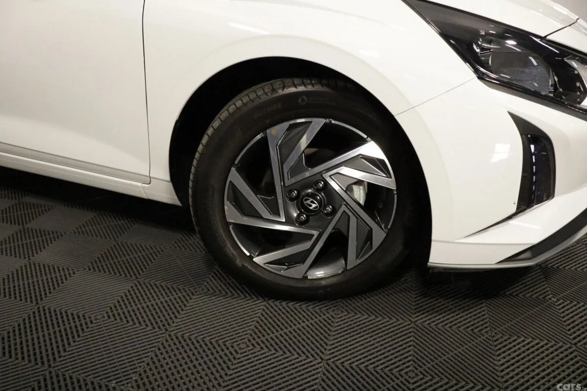 Hyundai i20 Hatchback, Petrol, 2024, White