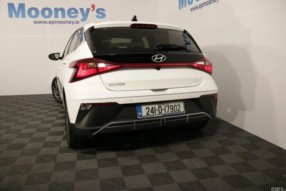 Hyundai i20 Hatchback, Petrol, 2024, White