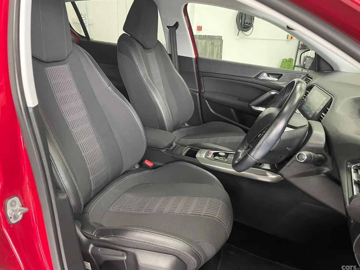 Peugeot 308 Hatchback, Diesel, 2018, Red