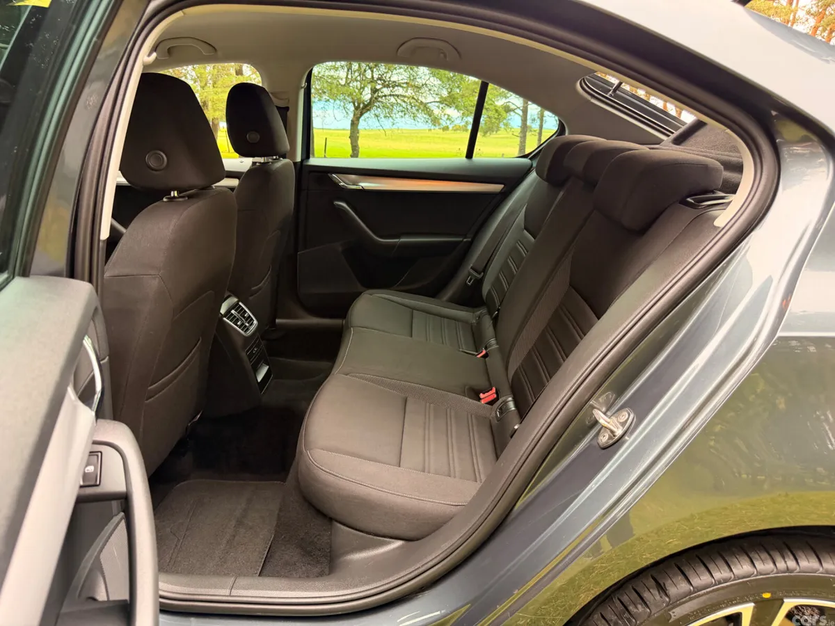 Skoda Octavia Saloon, Diesel, 2018, Grey