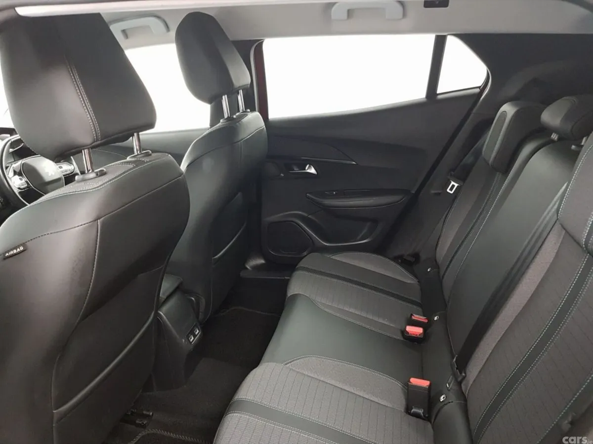 Peugeot 2008 MPV, Petrol, 2021, Red